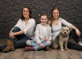 Familie mit Hund im Fotostudio